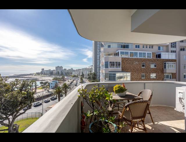 3 BEDROOM APARTMENT TO LET IN SEA POINT